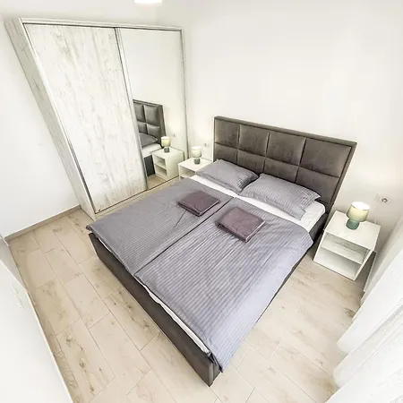 Apartment 1 Bedroom 816 *