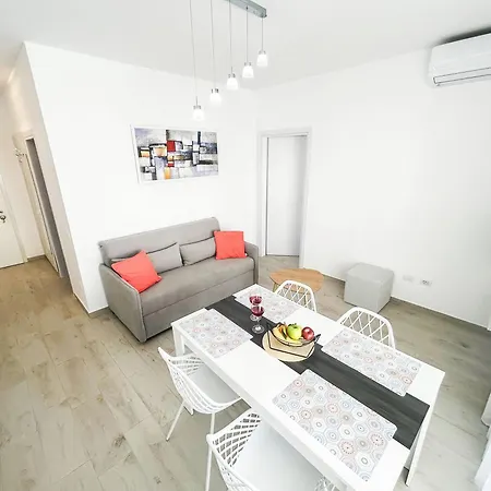 1 Bedroom 816 *