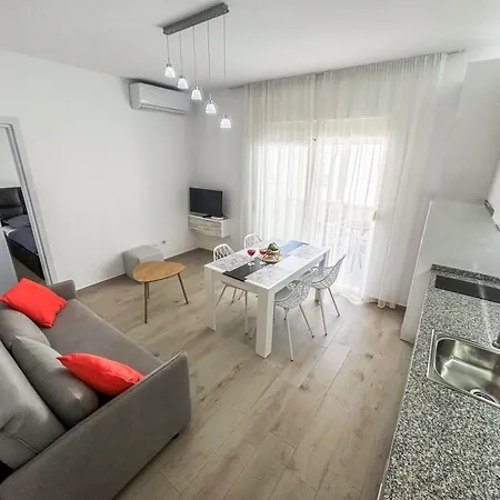 Apartment 1 Bedroom 816 *